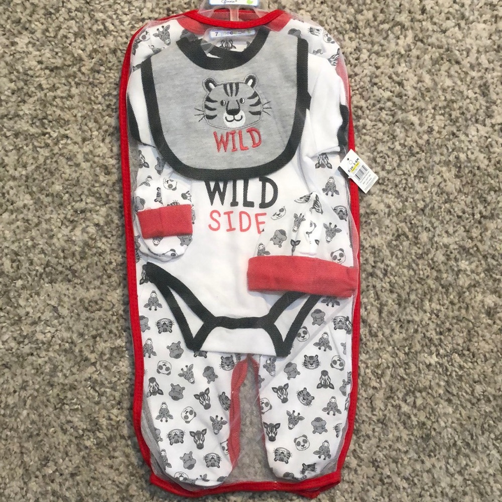 NEW! Boys Infant 7pc Layette - Bib, Mittens, Cap, Onesie, Bodysuit and Bag - Zoo